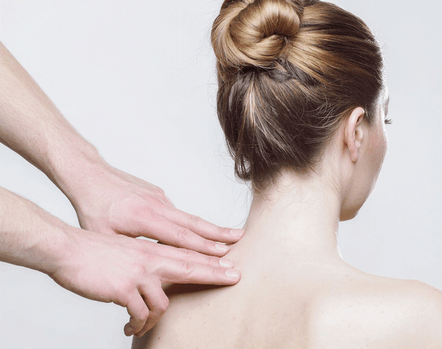 կնոջ պարանոցի մերսում